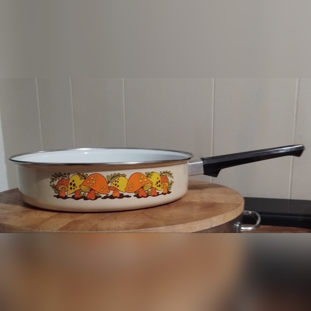 1970s Sears and Roebuck "Merry Mushroom" 10 3/8 inch Skillet